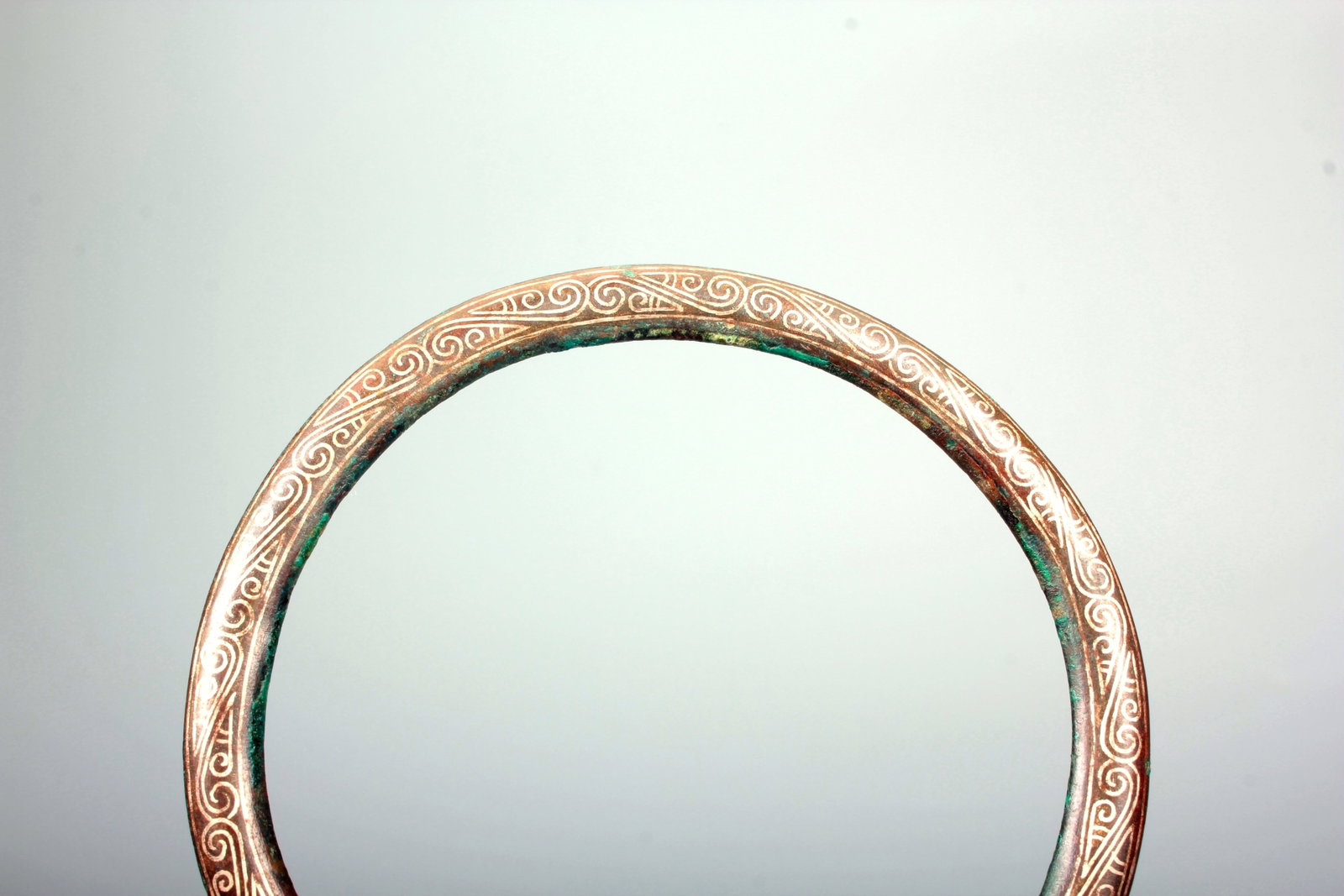 A SILVER-INLAID BRONZE LOOP - 3