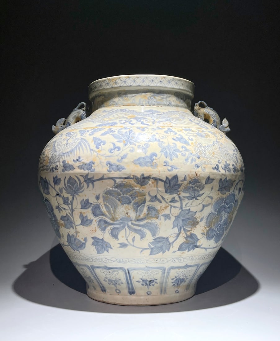 A BLUE AND WHITE 'DRAGON AND PHOENIX' FISH-HANDLED JAR: A BLUE AND WHITE 'DRAGON AND PHOENIX' FISH-HANDLED JAR Height:41.5cm,Diam:42cm