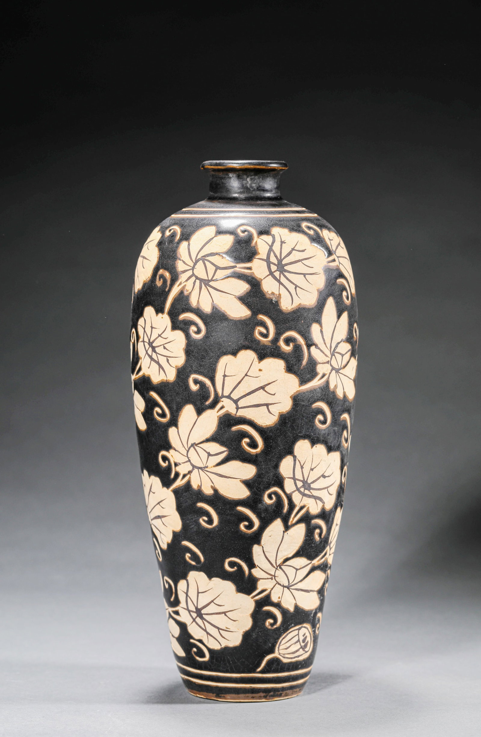 A JIZHOU 'FLORAL' PRUNUS VASE: A JIZHOU 'FLORAL' PRUNUS VASE Size:Width:10.5cm,Height:27.5cm