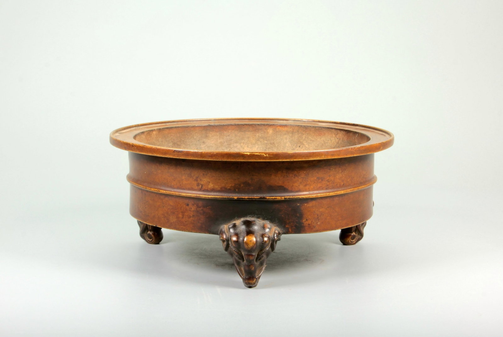 A ELEPHANT-LEGGED BOWSTRING PATTERN COPPER BURNER: A ELEPHANT-LEGGED BOWSTRING PATTERN COPPER BURNER Size:Height:7.3cm,Diam:16.2cm