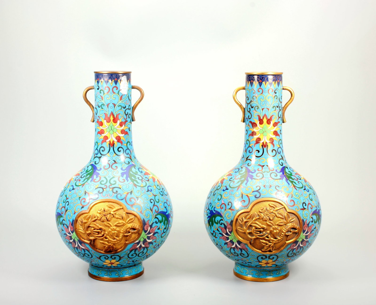 A REVERSE-PAINTED SNUFF BOTTLE WITH CAT DESIGN - 2