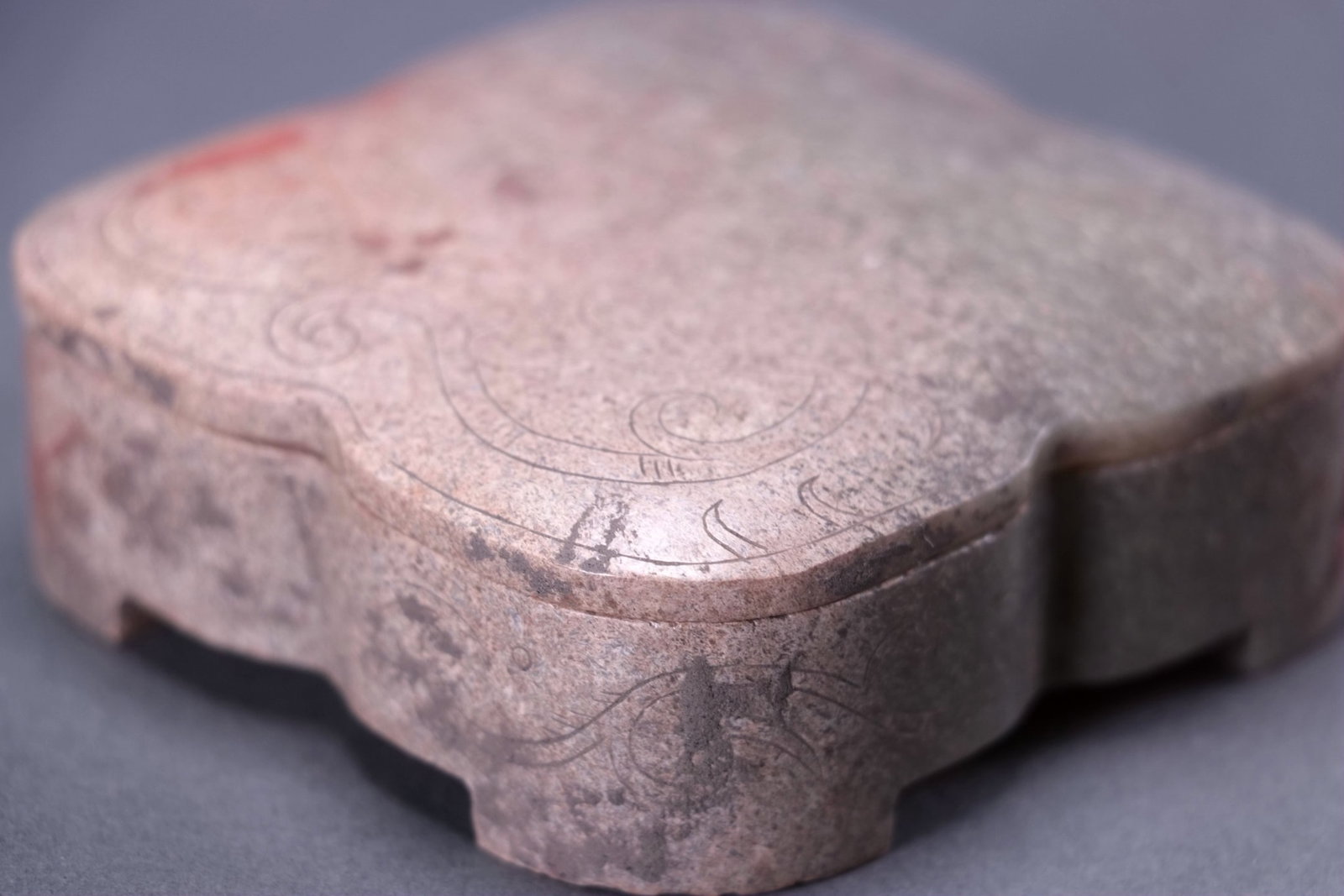 A JADE 'DRAGON' BOX AND COVER - 2