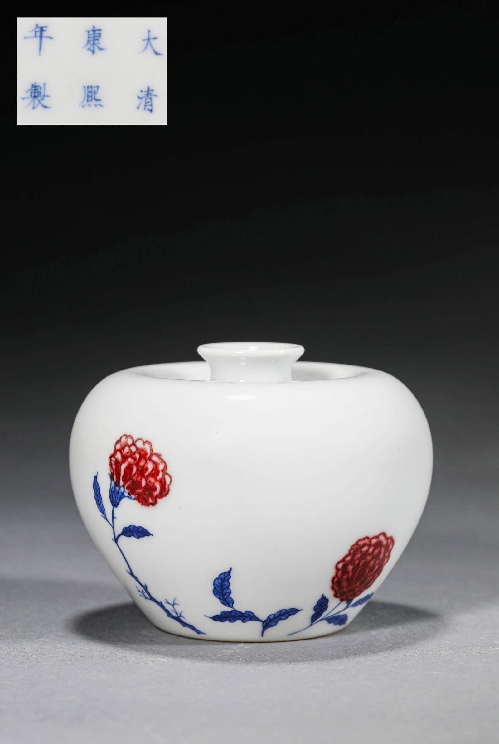 A BLUE AND WHITE AND UNDERGLAZE COPPER-RED 'FLOWERS' APPLE-FORM WATER POT: A BLUE AND WHITE AND UNDERGLAZE COPPER-RED 'FLOWERS' APPLE-FORM WATER POT Size:Width:9.5cm,Height:8cm