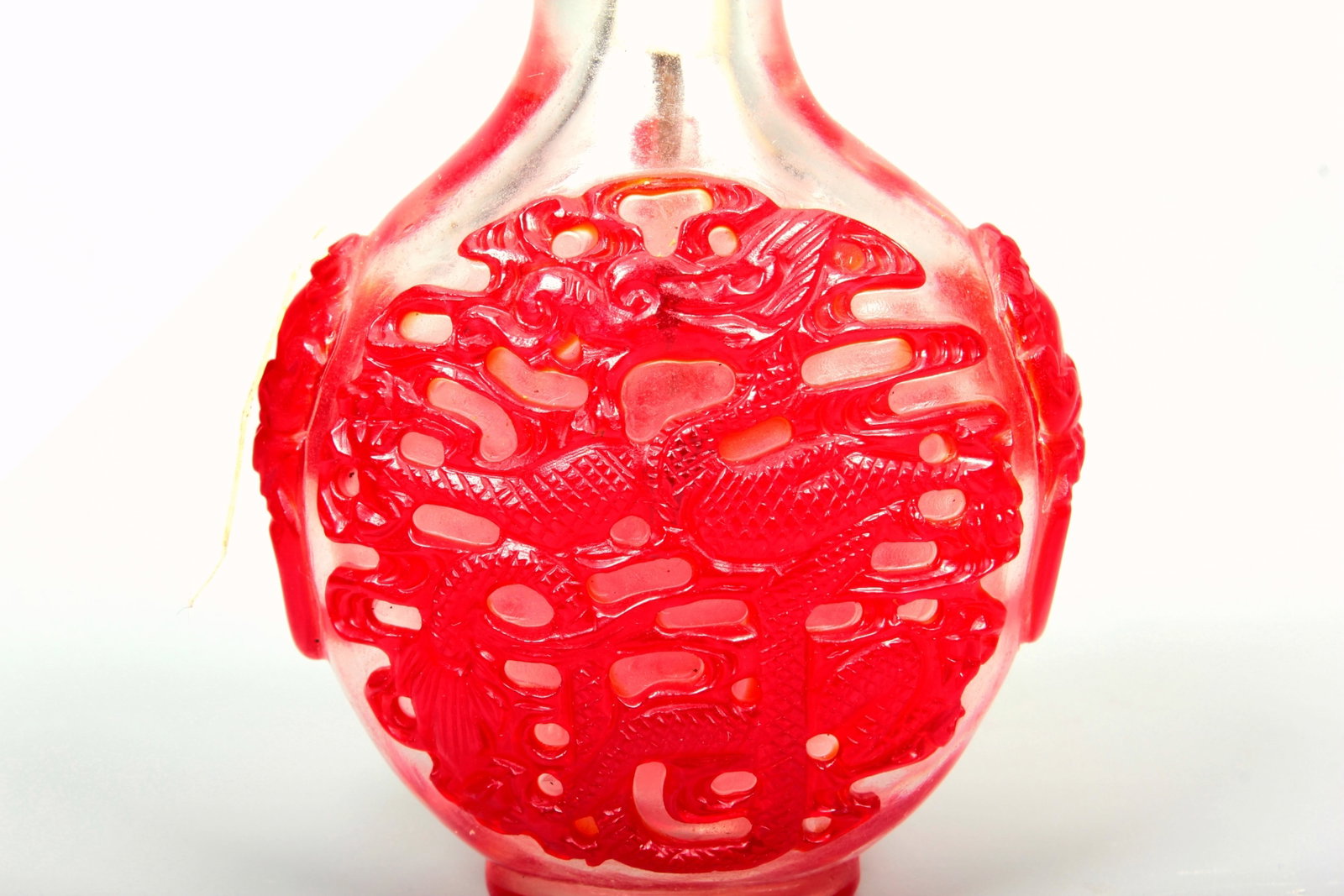 A GLASS SNUFF 'DRAGON' BOTTLE - 4