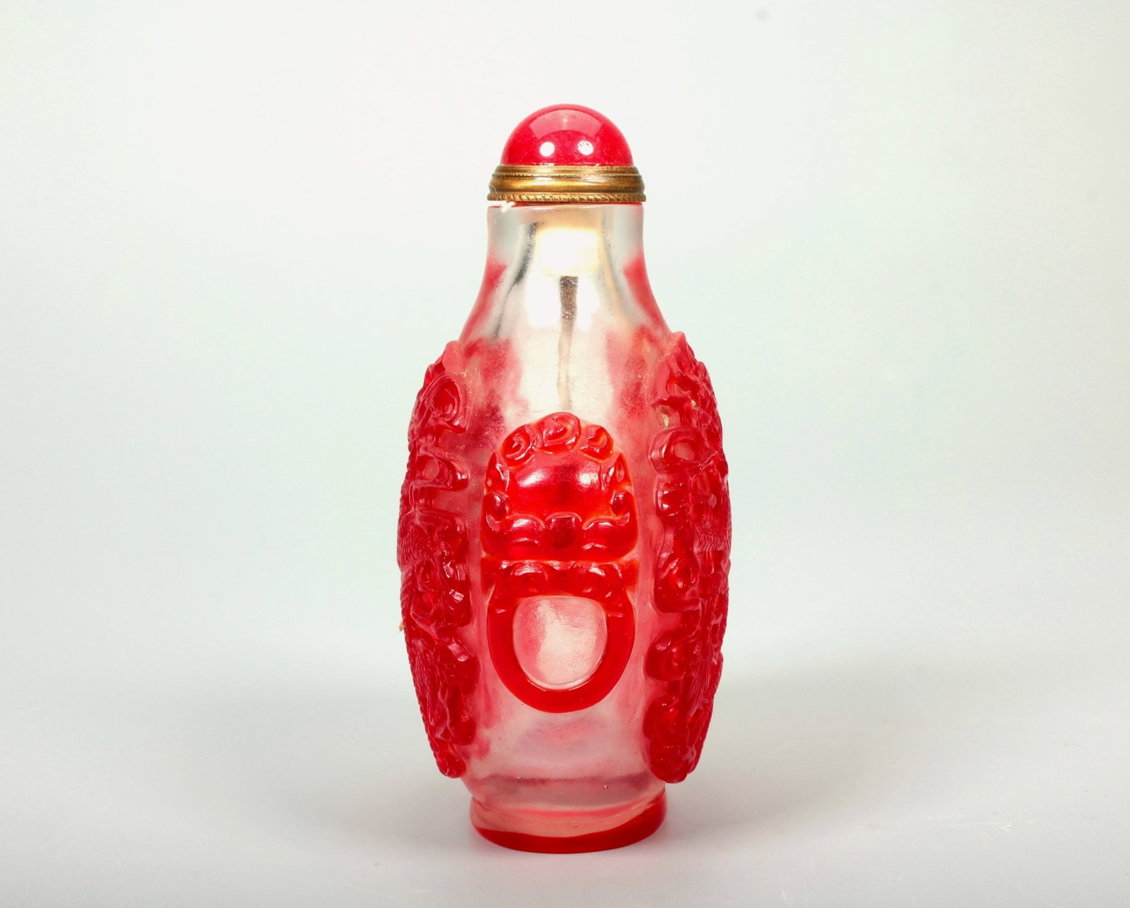 A GLASS SNUFF 'DRAGON' BOTTLE - 7
