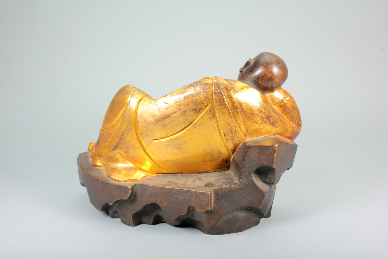 A COPPER GILT SLEEPING DREAMING ARHAT STATUE - 7