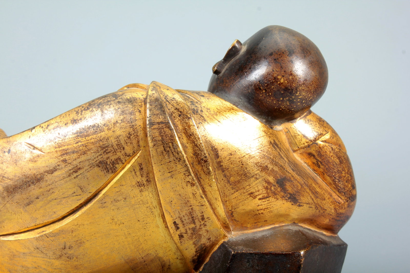 A COPPER GILT SLEEPING DREAMING ARHAT STATUE - 8