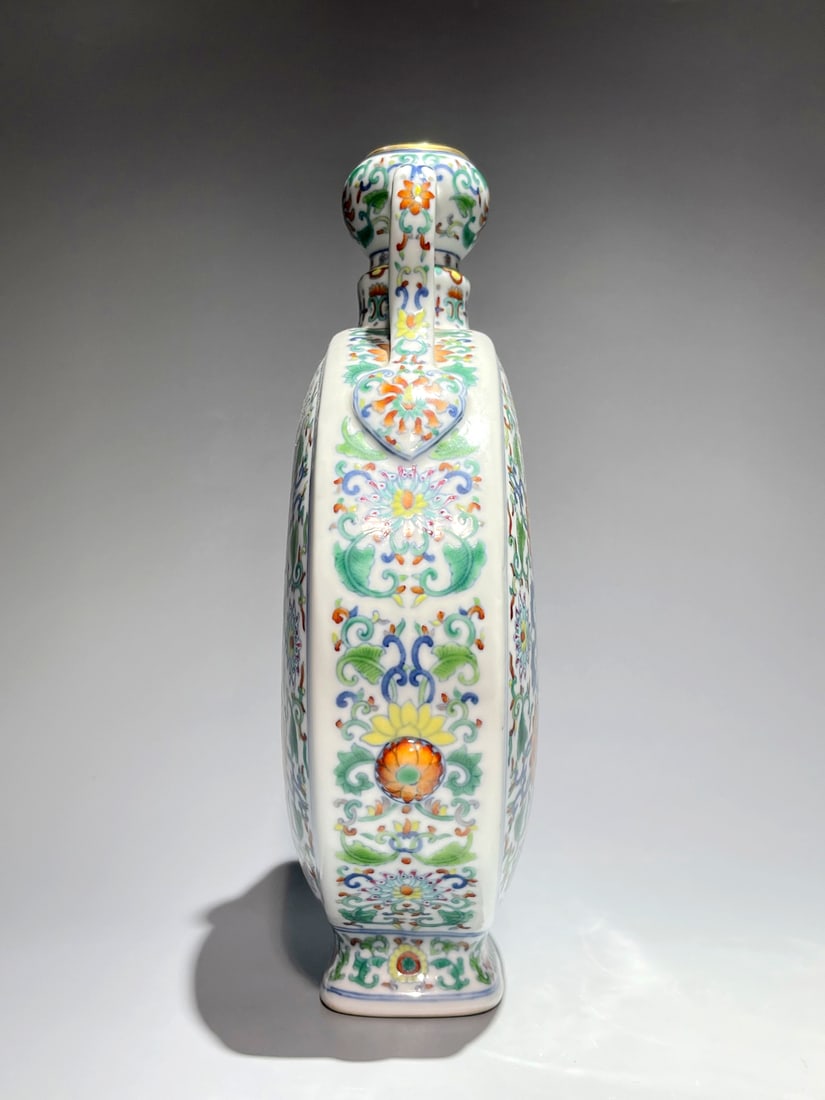 A DOUCAI 'INTERLOCKING FLOWERS' MOONFLASK - 2