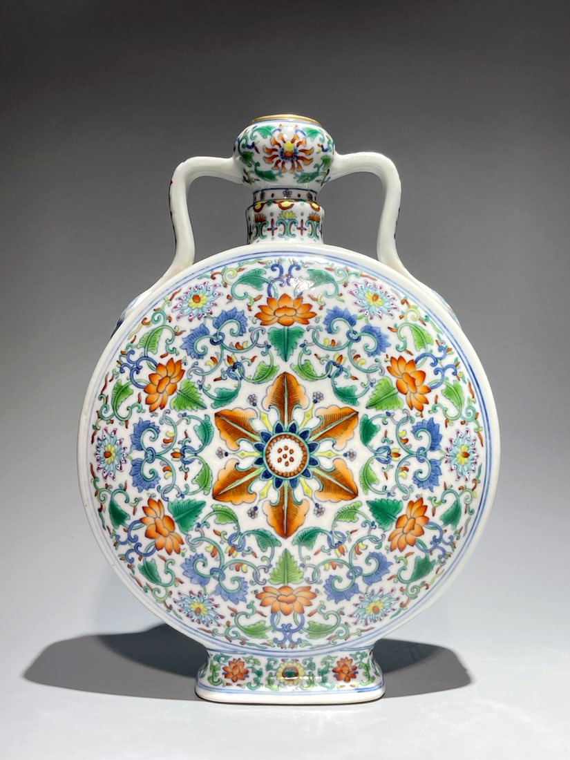 A DOUCAI 'INTERLOCKING FLOWERS' MOONFLASK - 3
