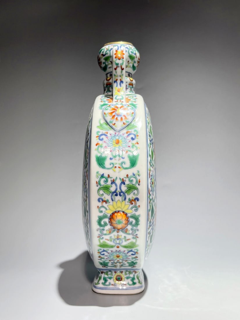 A DOUCAI 'INTERLOCKING FLOWERS' MOONFLASK - 4