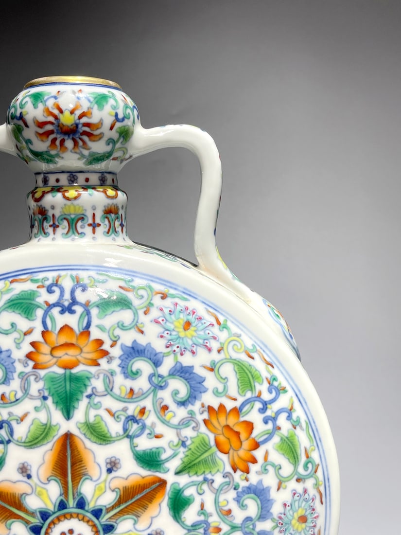 A DOUCAI 'INTERLOCKING FLOWERS' MOONFLASK - 5