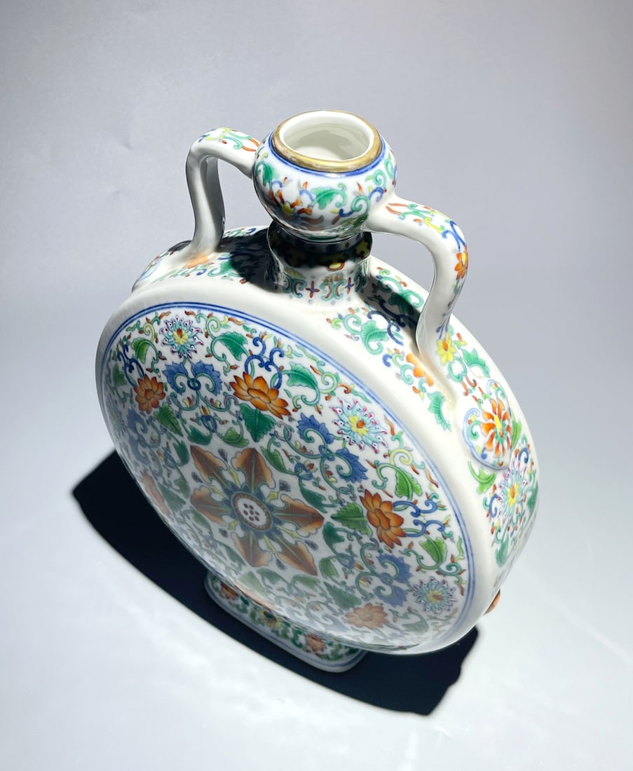 A DOUCAI 'INTERLOCKING FLOWERS' MOONFLASK - 6