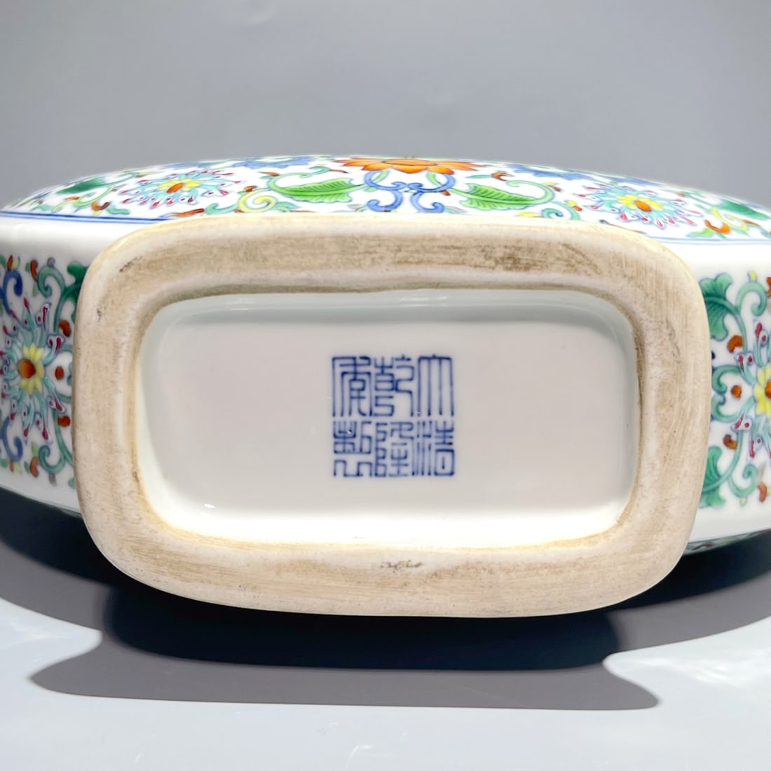 A DOUCAI 'INTERLOCKING FLOWERS' MOONFLASK - 9