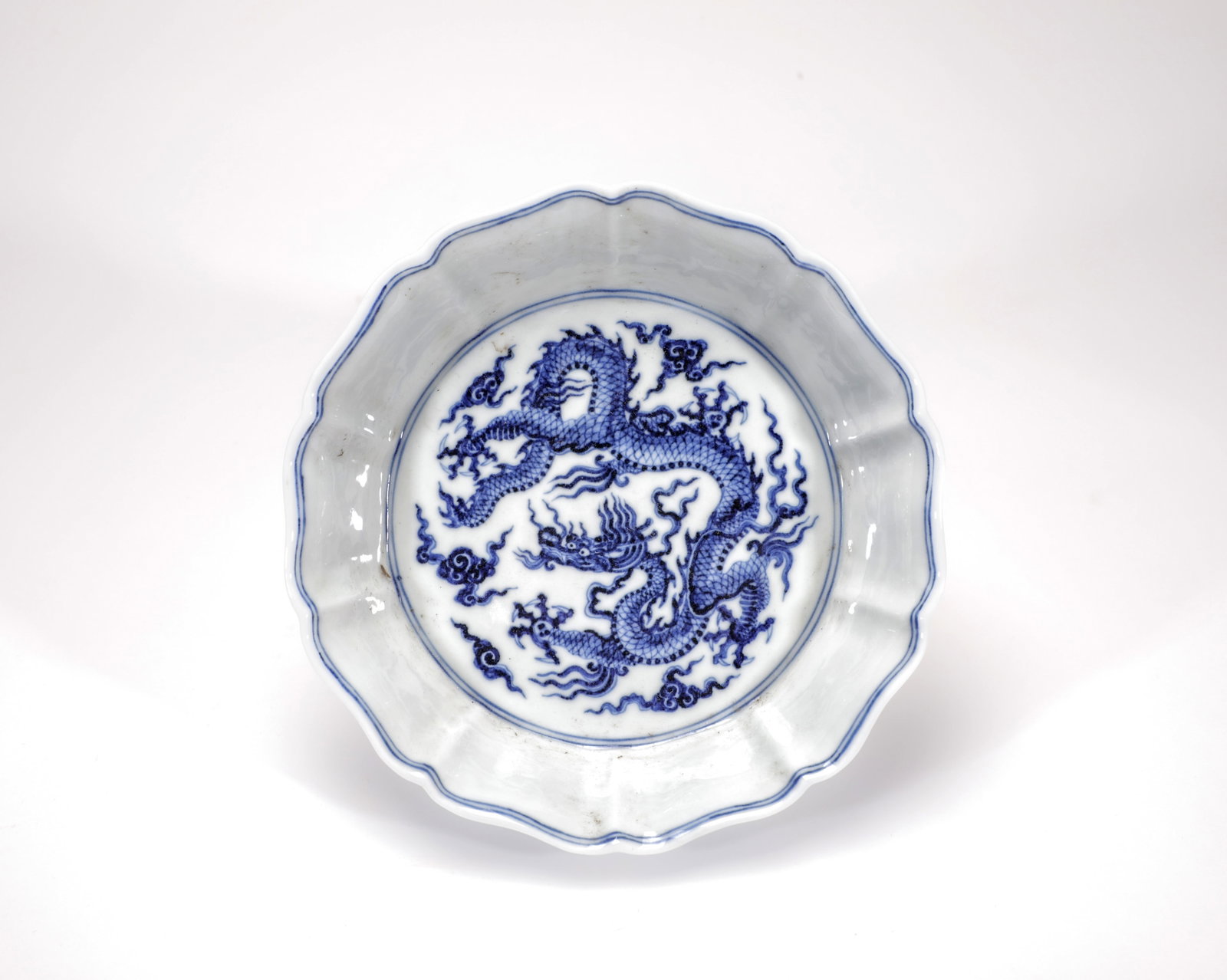A BLUE AND WHITE 'DRAGON AND CLOUDS' LOBED DISH: A BLUE AND WHITE 'DRAGON AND CLOUDS' LOBED DISH Size:Width:17.5cm,Height:4.5cm