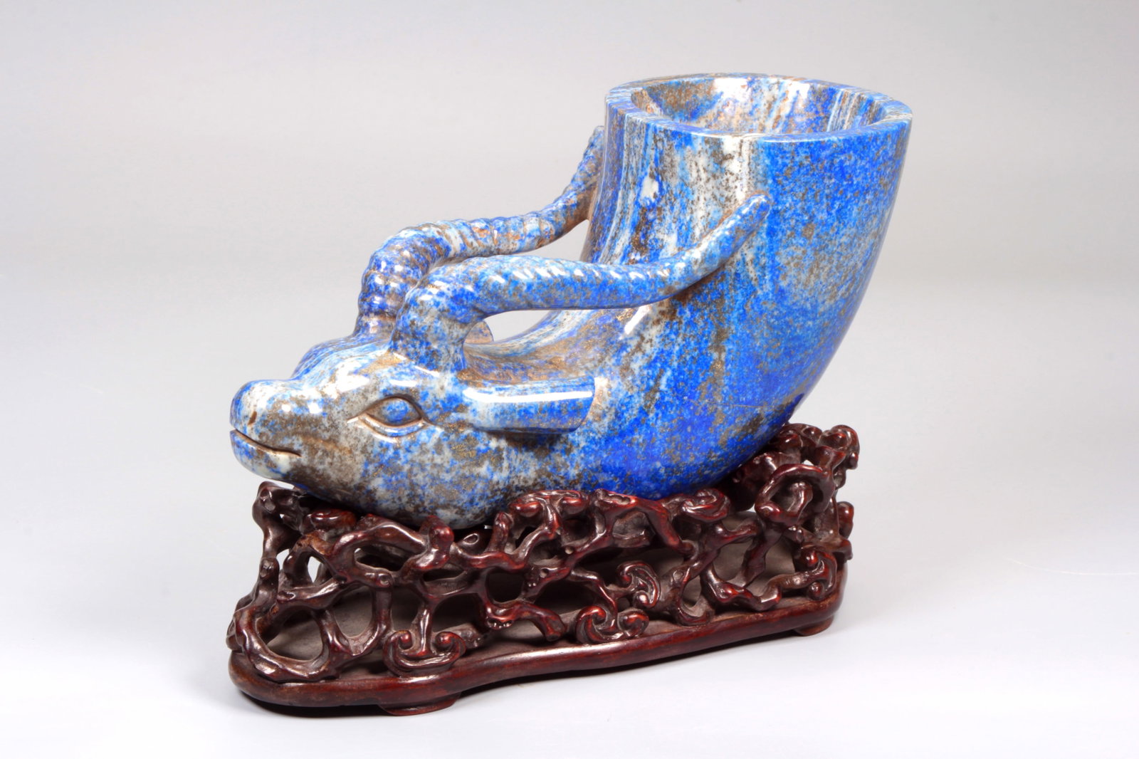A LAPIS LAZULI 'GOAT HORN' CUP: A LAPIS LAZULI 'GOAT HORN' CUP Size:Height:13cm,Width:8cm,Length:18cm