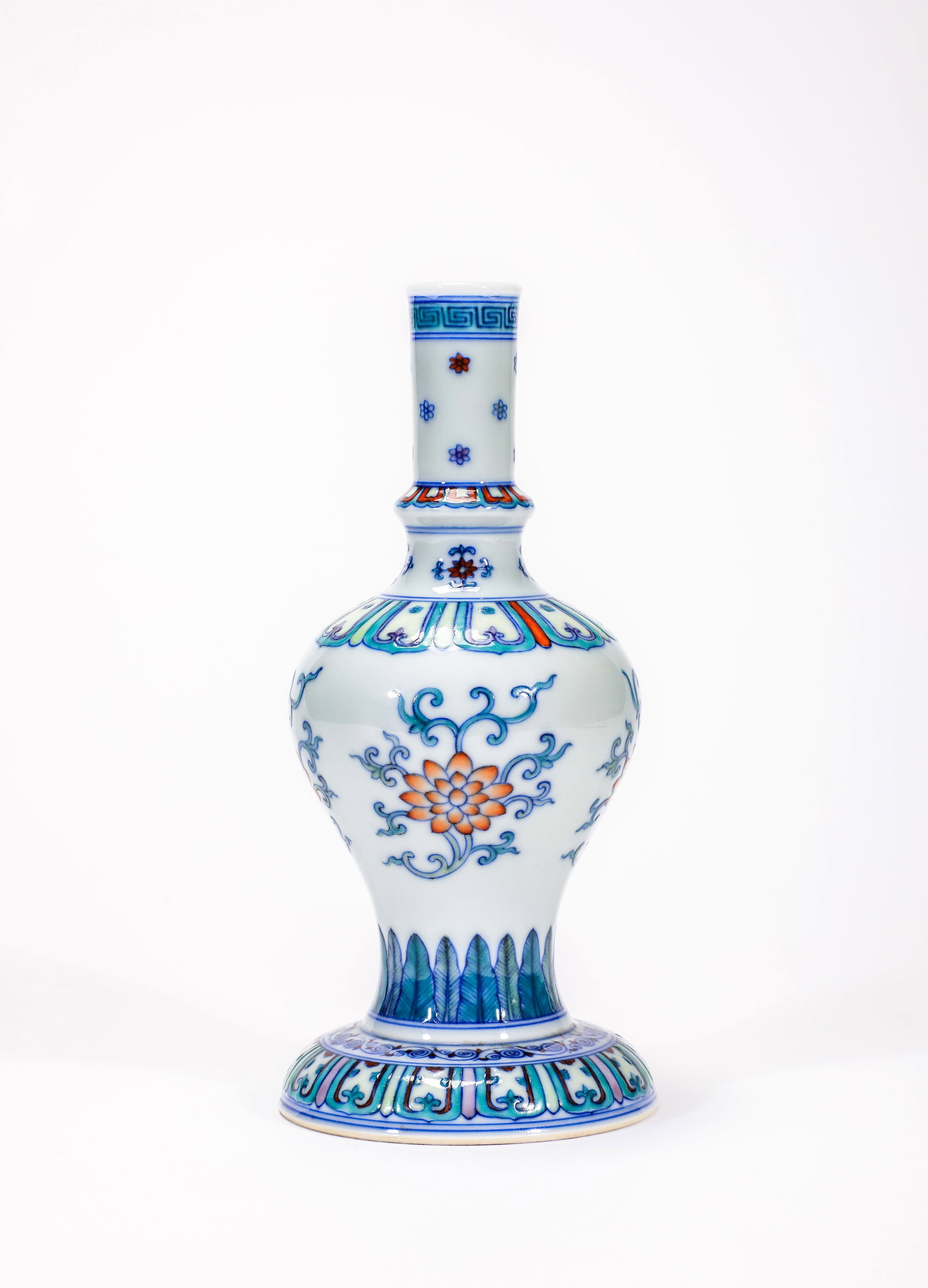 A DOUCAI 'INTERLOCKING LOTUS' GANLU VASE - 2