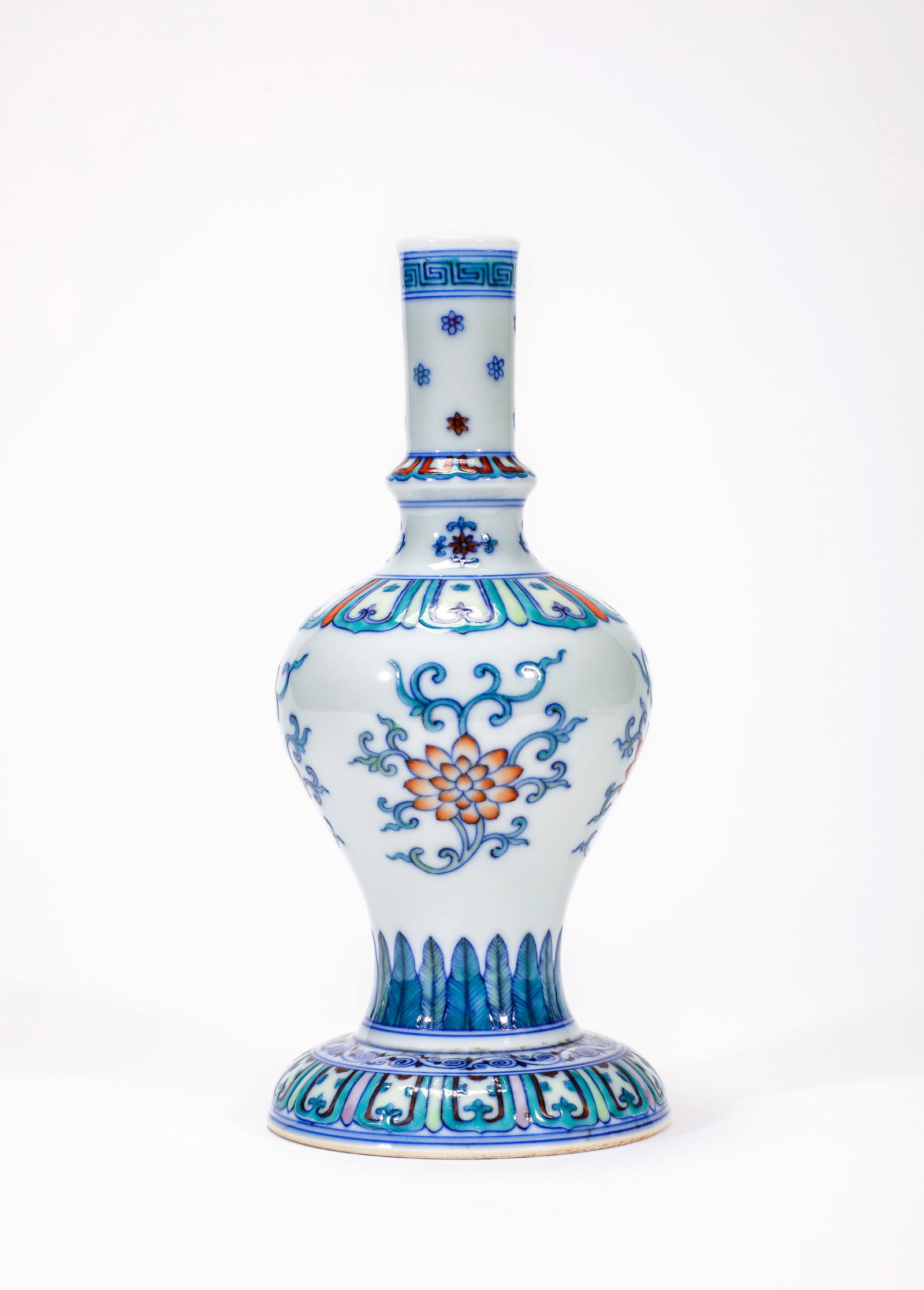 A DOUCAI 'INTERLOCKING LOTUS' GANLU VASE - 3