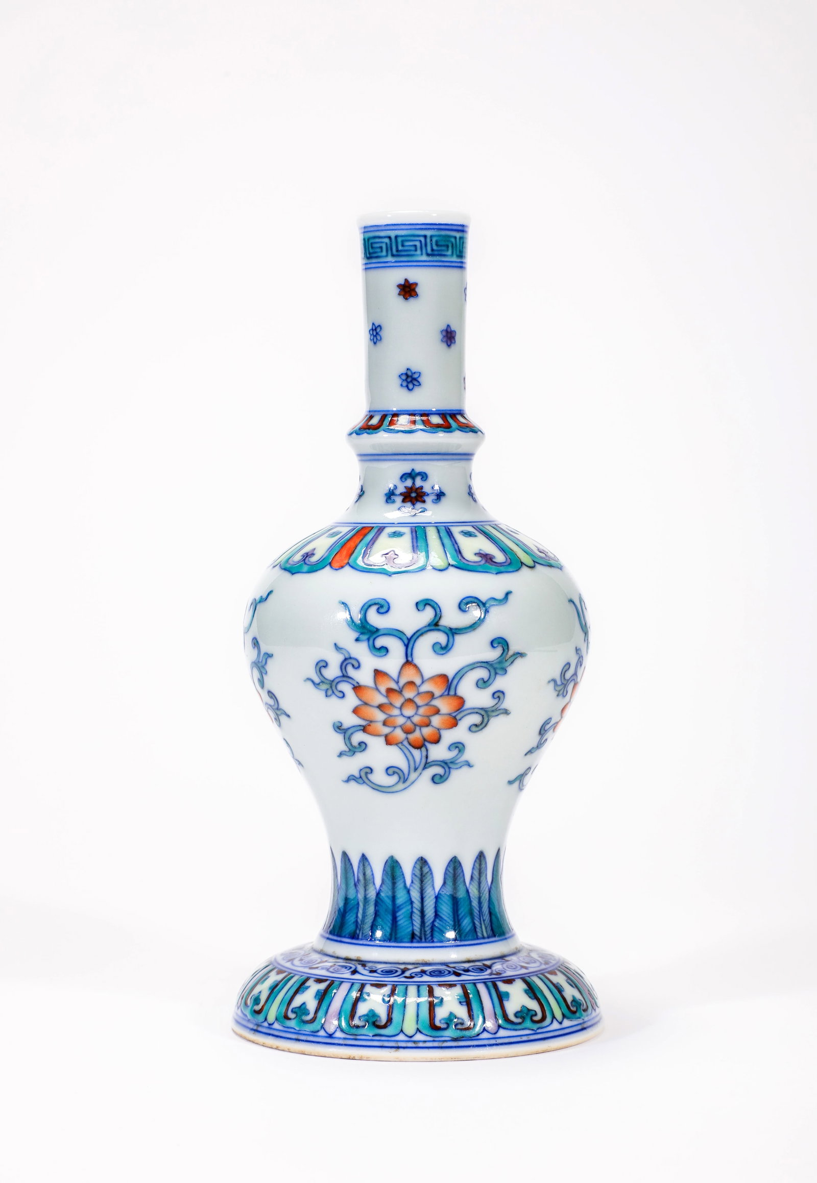 A DOUCAI 'INTERLOCKING LOTUS' GANLU VASE - 4
