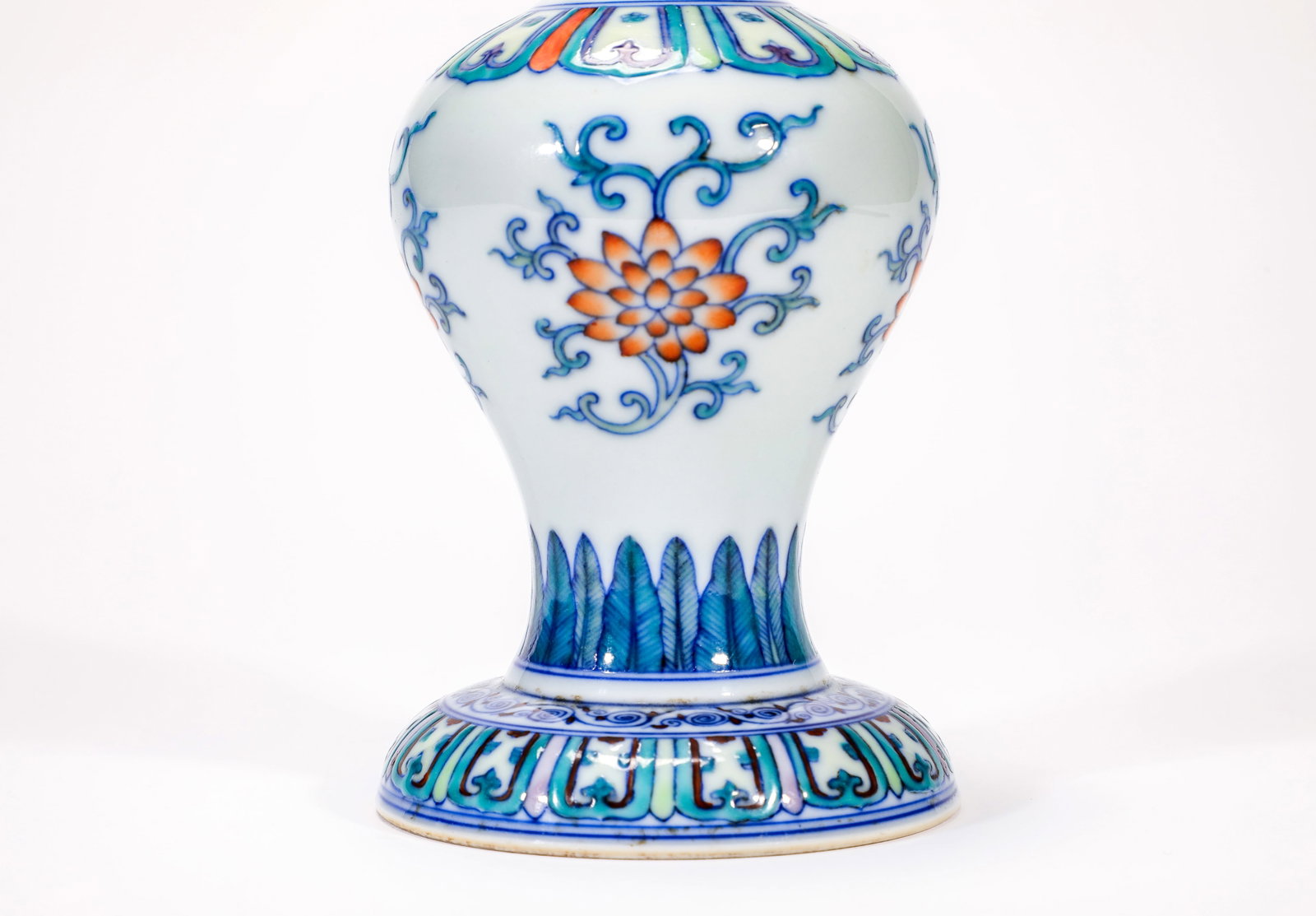 A DOUCAI 'INTERLOCKING LOTUS' GANLU VASE - 5