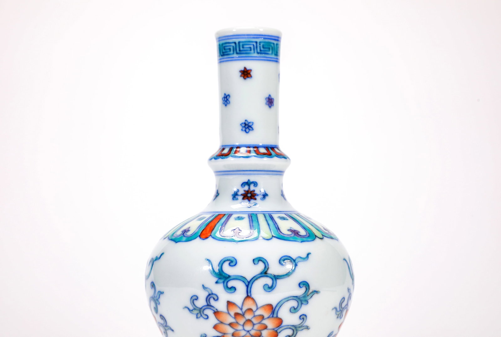 A DOUCAI 'INTERLOCKING LOTUS' GANLU VASE - 6