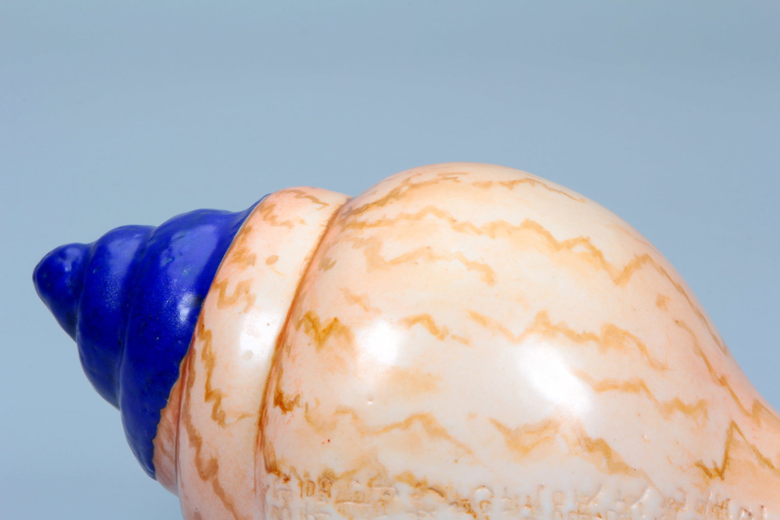 AN IMITATION PORCELAIN CONCH SHELL - 5