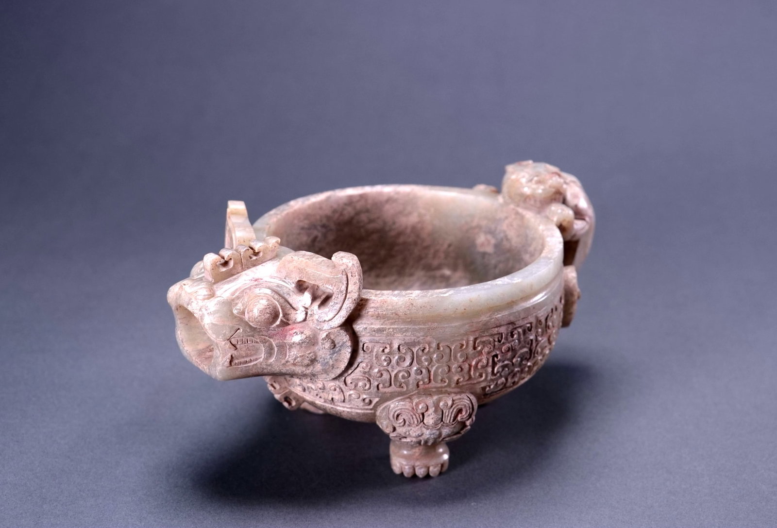 A JADE ARCHAISTIC 'DRAGON' VESSEL: A JADE ARCHAISTIC 'DRAGON' VESSEL Length:18.5cm,Width:11.3cm,Height:9cm