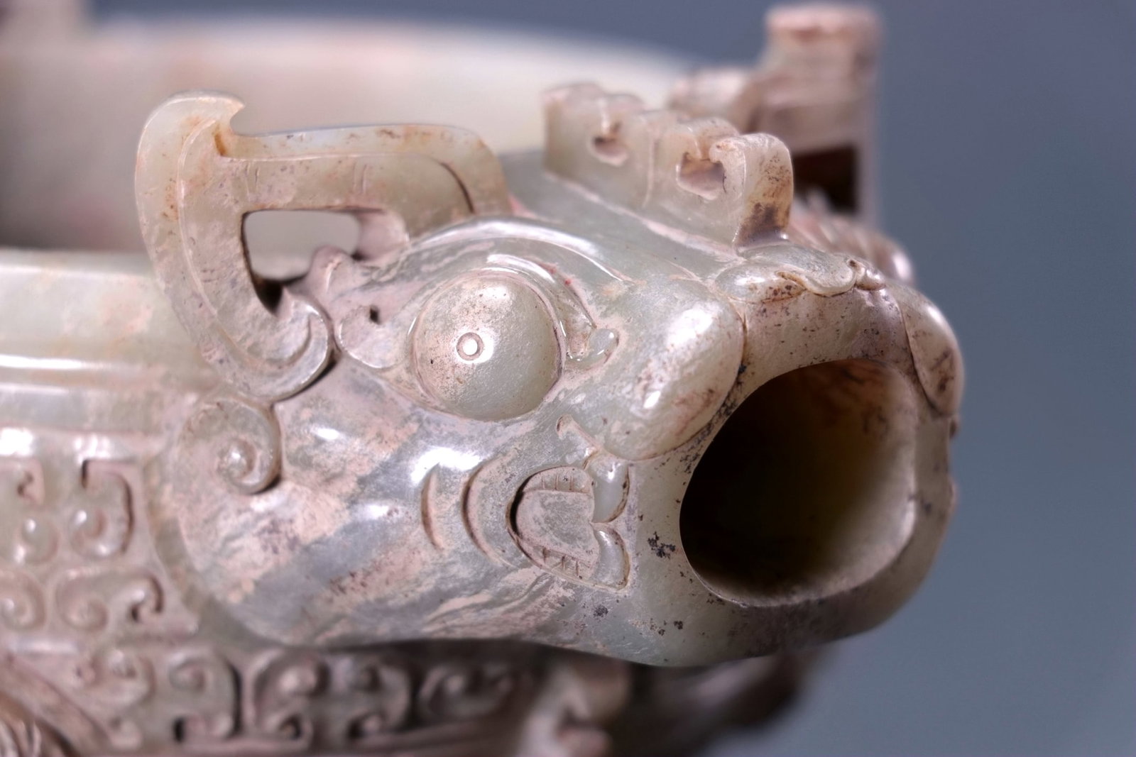 A JADE ARCHAISTIC 'DRAGON' VESSEL - 5