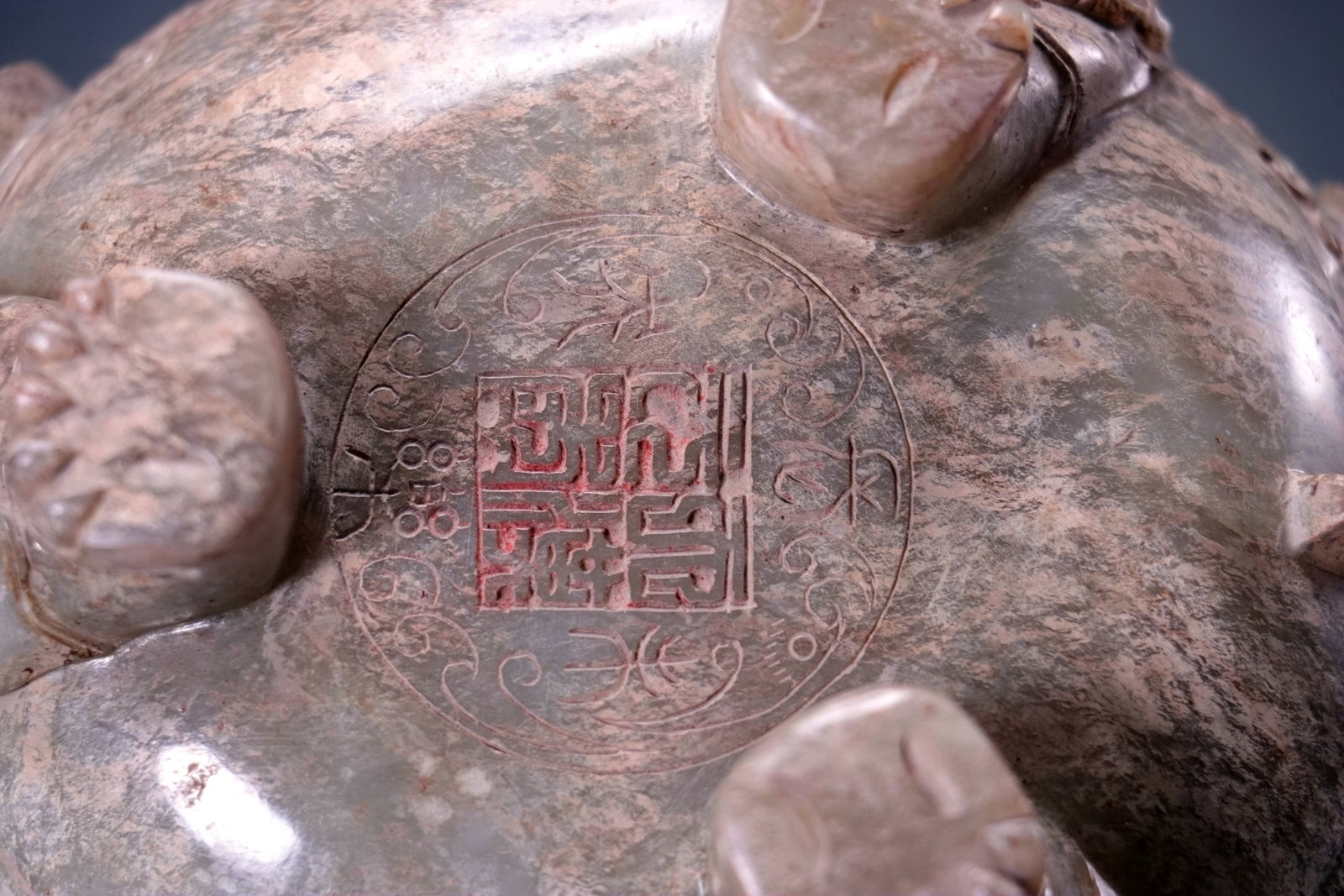 A JADE ARCHAISTIC 'DRAGON' VESSEL - 9