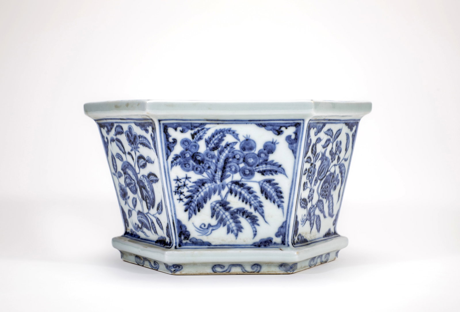 A BLUE AND WHITE 'FLOWERS AND FRUITS' FLOWER POT: A BLUE AND WHITE 'FLOWERS AND FRUITS' FLOWER POT Size:Width:19.5cm,Height:11cm