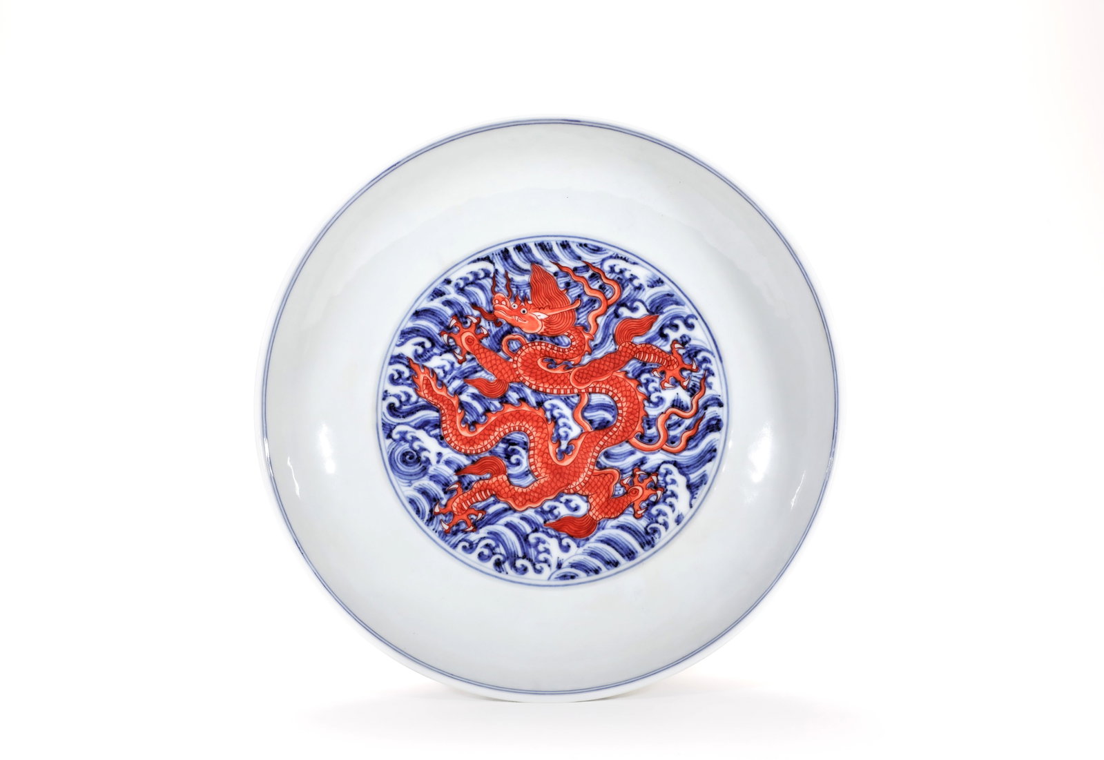 A BLUE AND WHITE AND IRON-RED 'SEA AND DRAGON' DISH: A BLUE AND WHITE AND IRON-RED 'SEA AND DRAGON' DISH Size:Width:22cm,Height:5cm