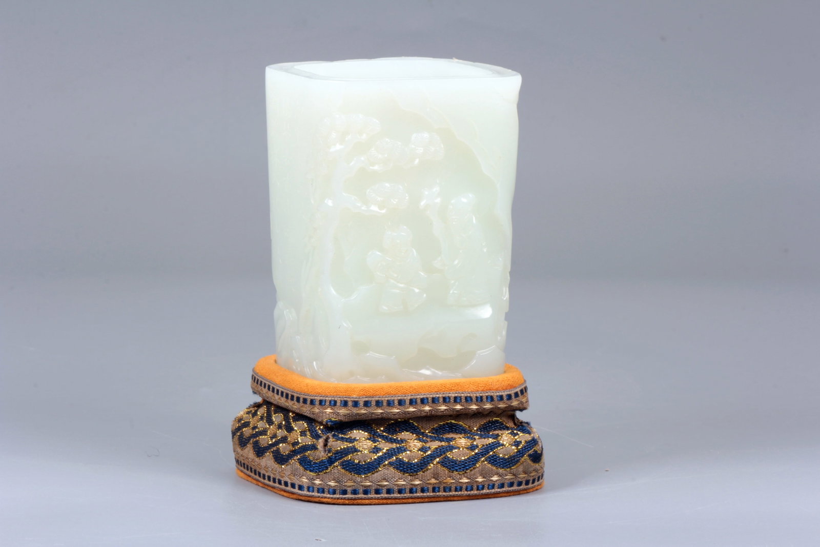 A JADE 'SCHOLAR AND QIN' BRUSHPOT: A JADE 'SCHOLAR AND QIN' BRUSHPOT Size:Height:8.5cm,Width:6.6cm,Length:7.5cm