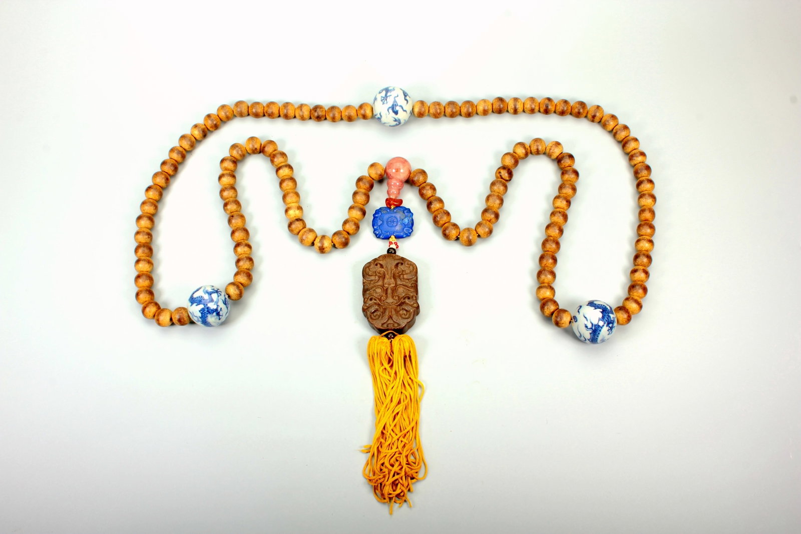 AN AGARWOOD COURT NECKLACE WITH PORCELAIN 'DRAGON' BEADS: AN AGARWOOD COURT NECKLACE WITH PORCELAIN 'DRAGON' BEADS Size:Diam:3-1.3cm