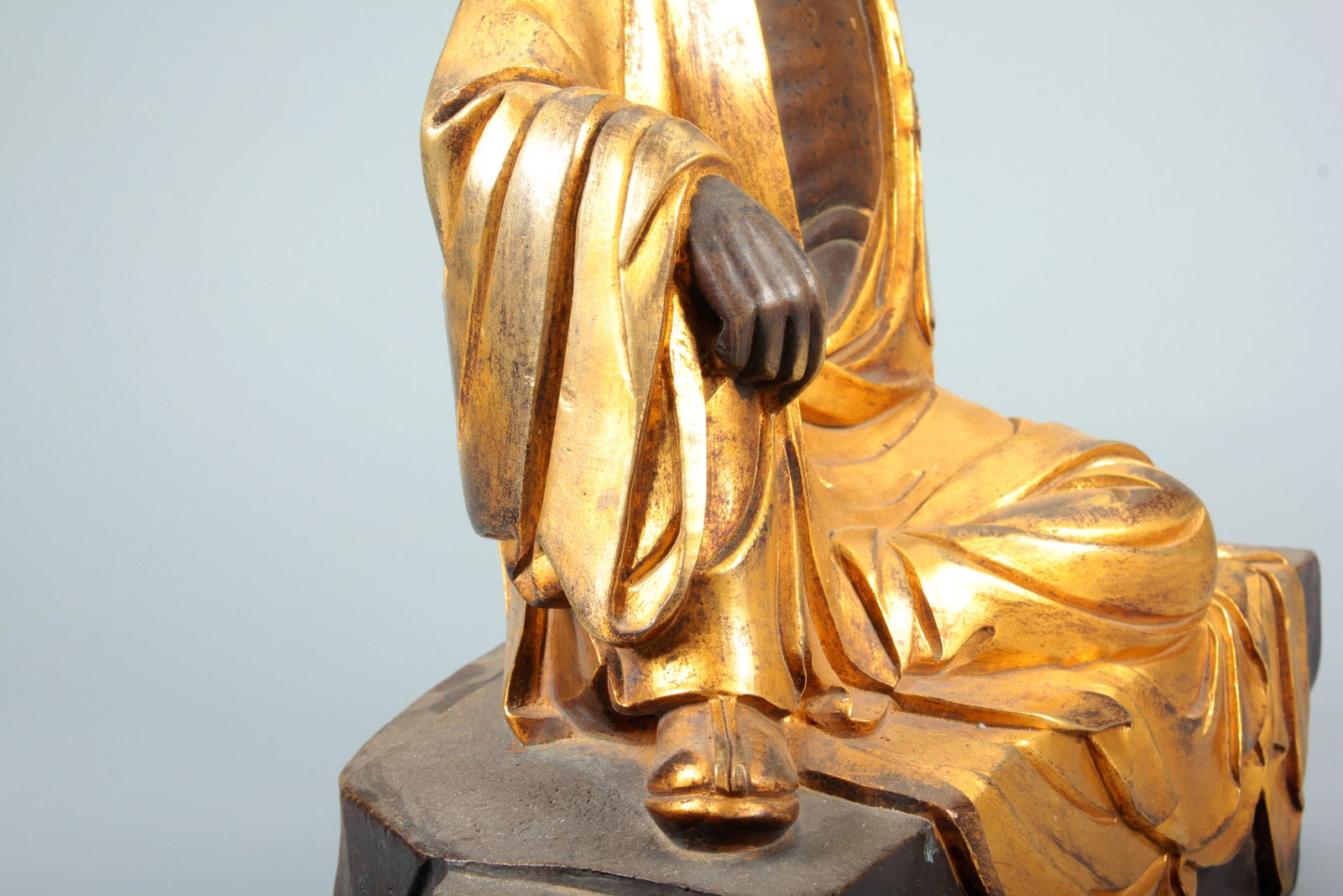 A COPPER GILT MEDITATING ARHAT STATUE - 10