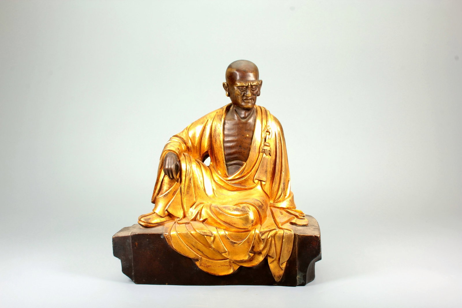 A COPPER GILT MEDITATING ARHAT STATUE: A COPPER GILT MEDITATING ARHAT STATUE Size:Height:22.5cm,Width:21.5cm