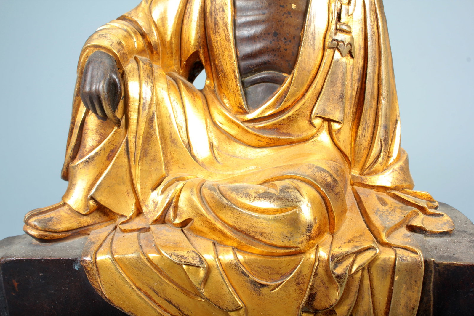 A COPPER GILT MEDITATING ARHAT STATUE - 4