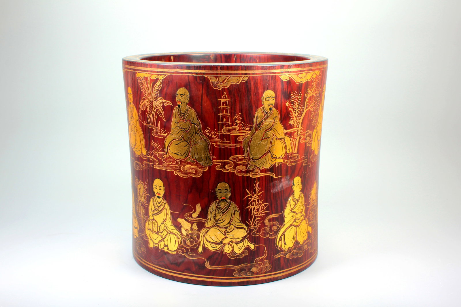 A HUANGHUALI GILDED EIGHTEEN ARHATS BRUSH HOLDER: A HUANGHUALI GILDED EIGHTEEN ARHATS BRUSH HOLDER Size:Height:26cm,Diam:26cm