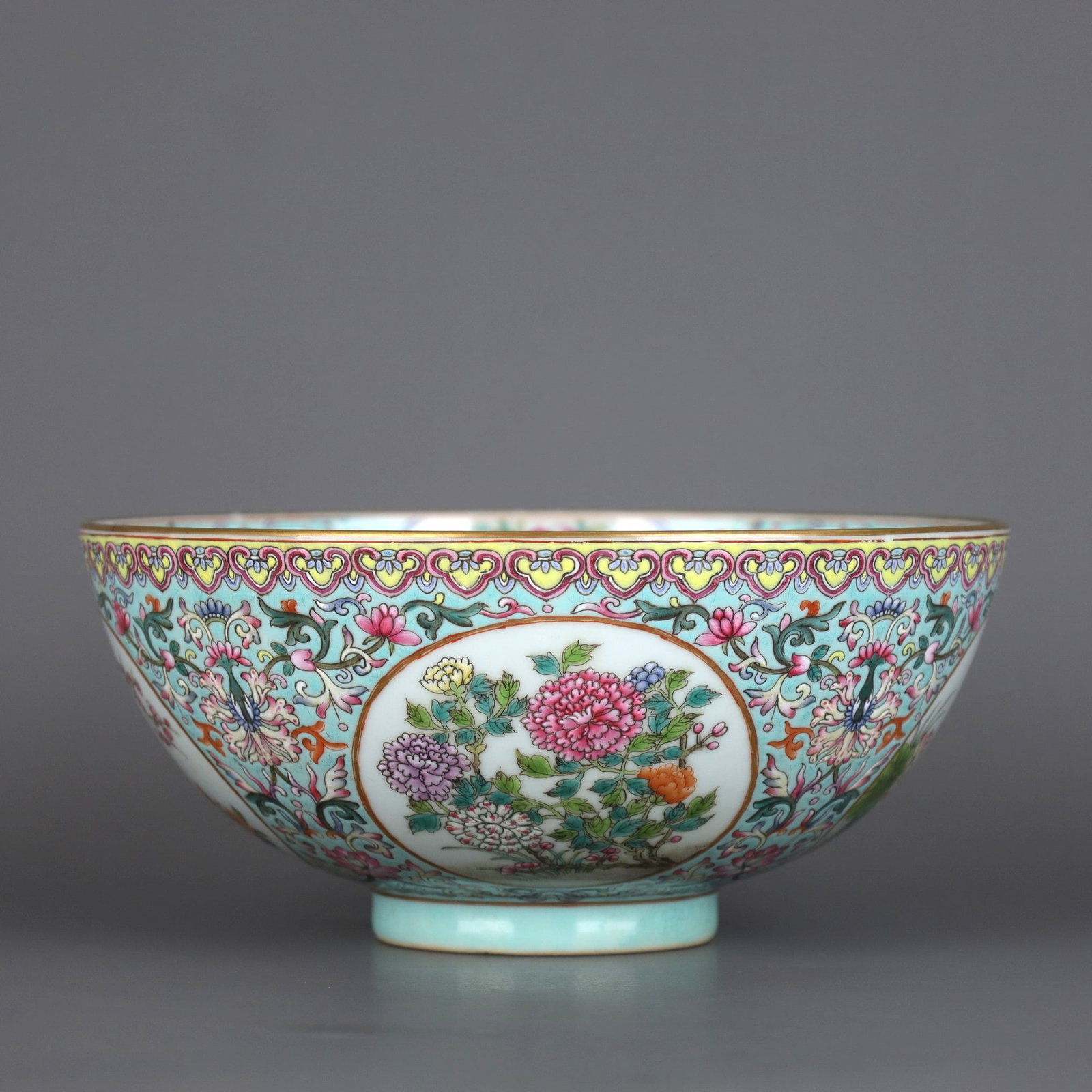 A GREEN-GROUND FAMILLE ROSE 'FLOWERS' MEDALLION BOWL: A GREEN-GROUND FAMILLE ROSE 'FLOWERS' MEDALLION BOWL Height:9.7cm,Diam:21.4cm