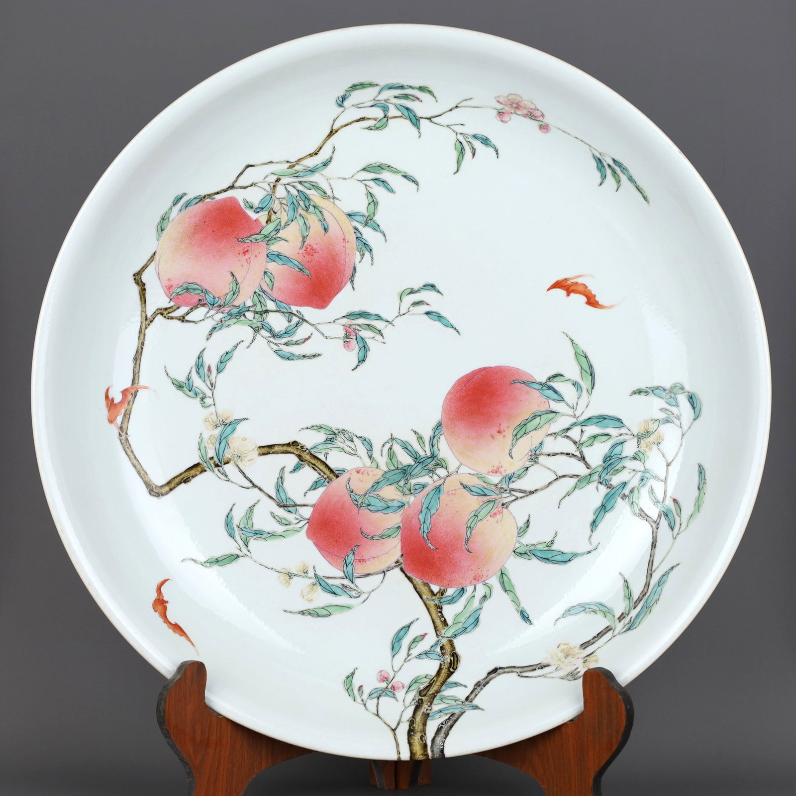A FAMILLE ROSE 'EIGHT PEACHES' CHARGER: A FAMILLE ROSE 'EIGHT PEACHES' CHARGER Height:10.5cm,Diam:52cm