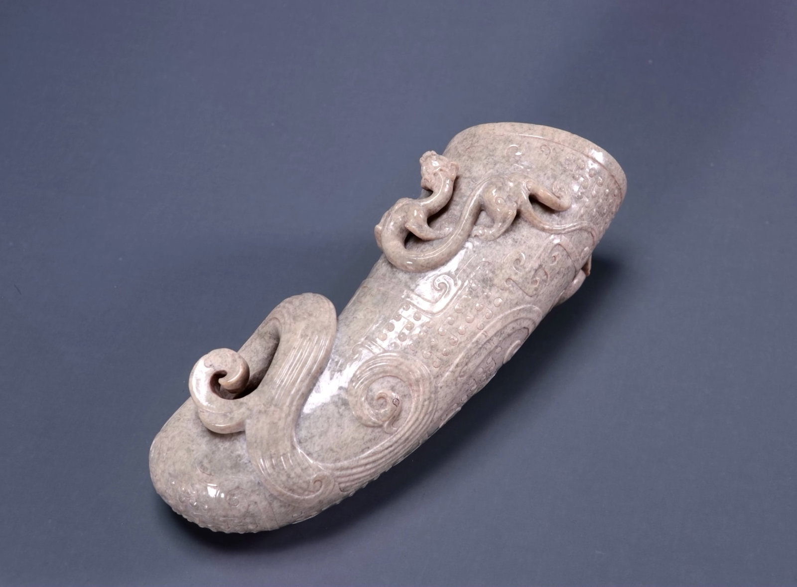 AN ARCHAIC JADE 'DRAGON' JUE CUP: AN ARCHAIC JADE 'DRAGON' JUE CUP Length:21cm,Width:7cm