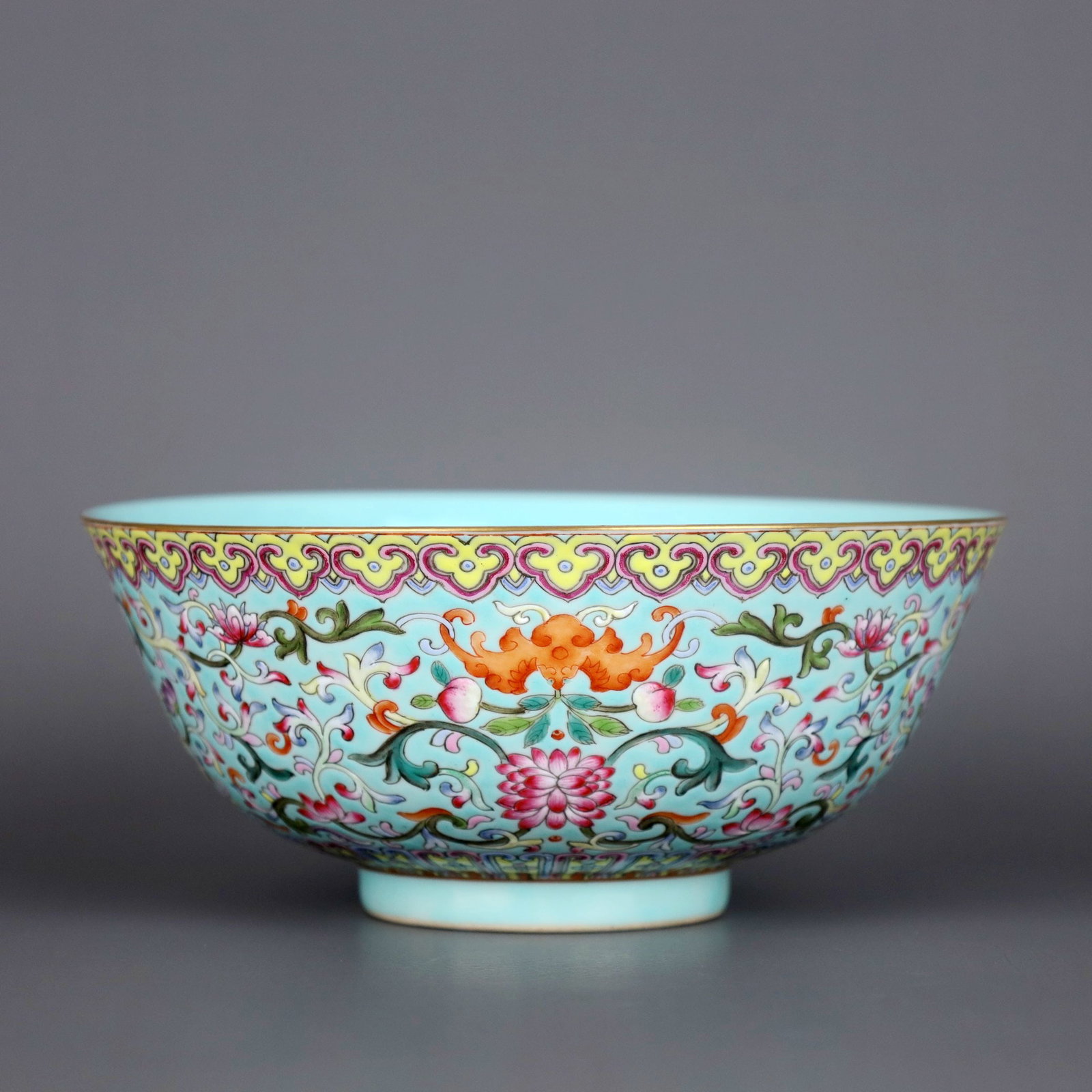 A TURQUOISE-GROUND FAMILLE ROSE 'INTERLOCKING FLOWERS AND SHOU' BOWL: A TURQUOISE-GROUND FAMILLE ROSE 'INTERLOCKING FLOWERS AND SHOU' BOWL Height:6.9cm,Diam:15.6cm