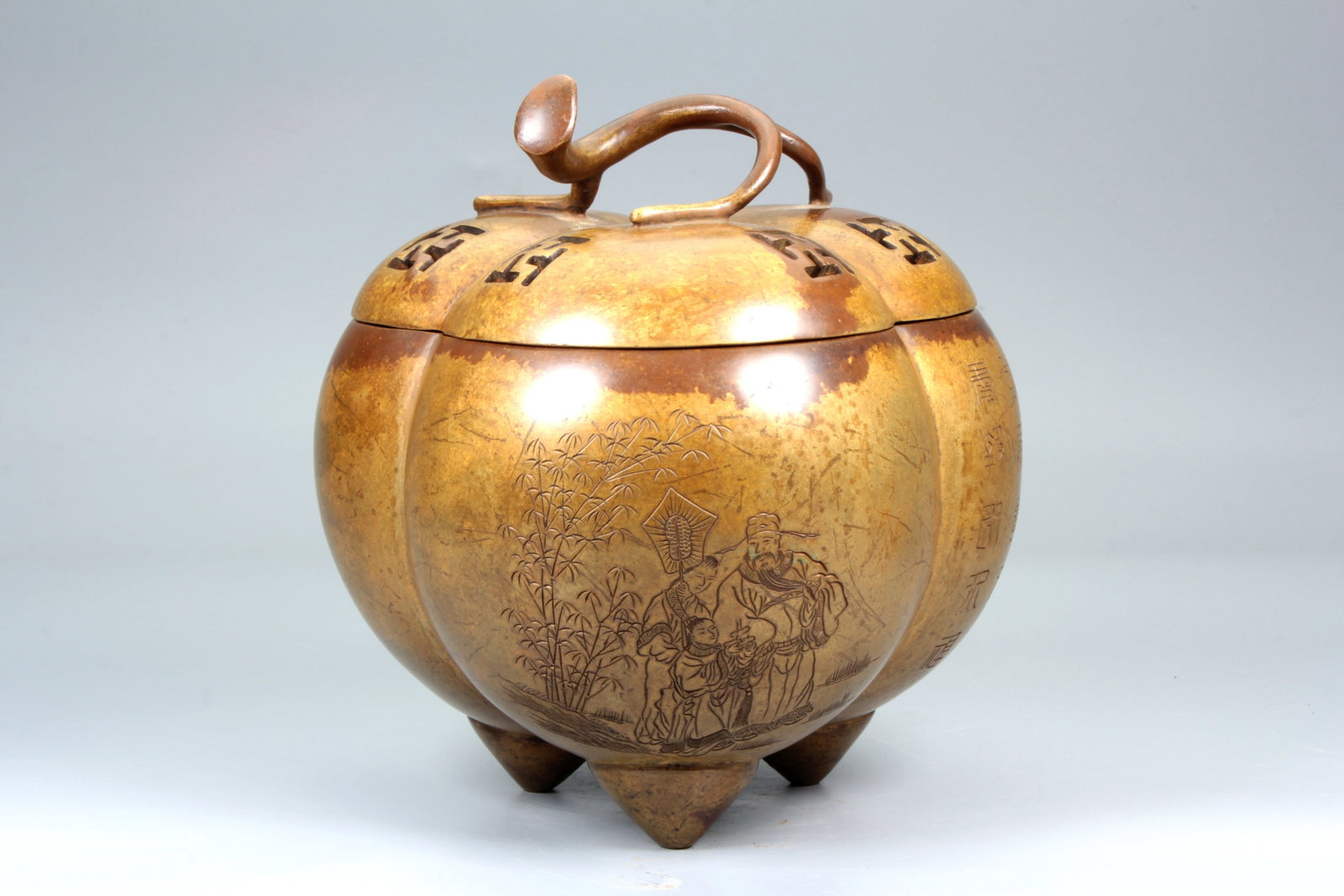 A BRONZE 'FIGURES' PEACH-FORM CENSER: A BRONZE 'FIGURES' PEACH-FORM CENSER Size?Height:17.3cm,Width:16.5cm,Length:16cm