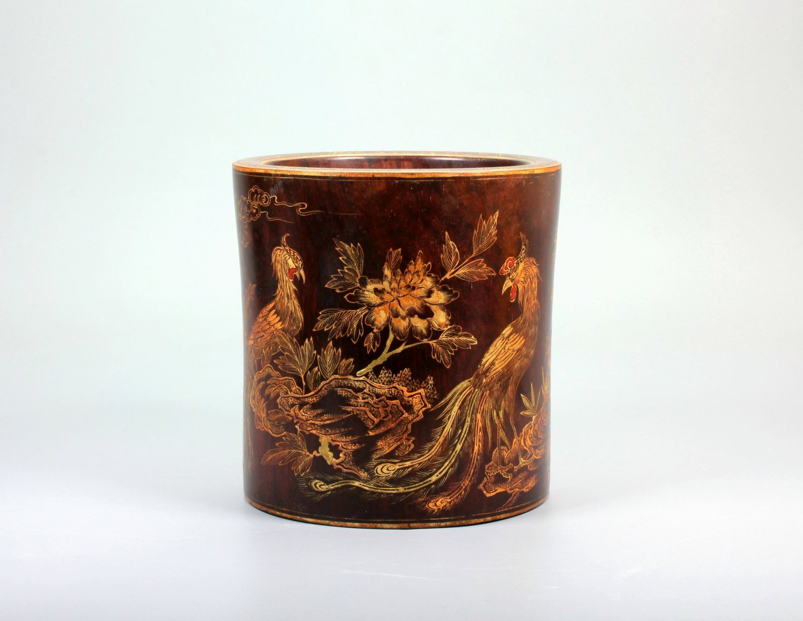 A HUANGHUALI WOOD BRUSH POT WITH GILT PHEASANT, PEONY AND POEM PATTERN: A HUANGHUALI WOOD BRUSH POT WITH GILT PHEASANT, PEONY AND POEM PATTERN Size:Height:13.3cm,Diam:13cm