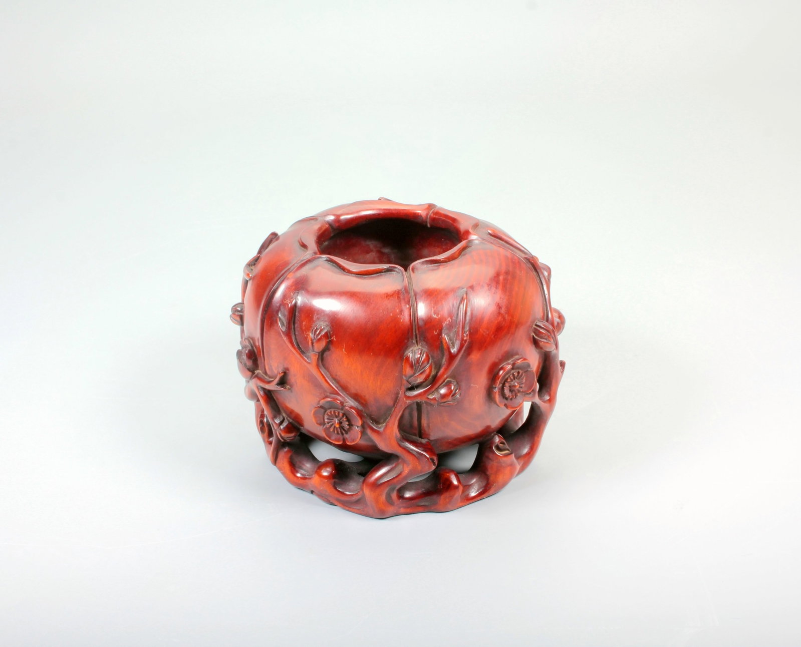 A BOXWOOD CARVED WATER POT WITH PLUM BLOSSOM PATTERN: A BOXWOOD CARVED WATER POT WITH PLUM BLOSSOM PATTERN Size:Height:8.1cm,Diam:10cm