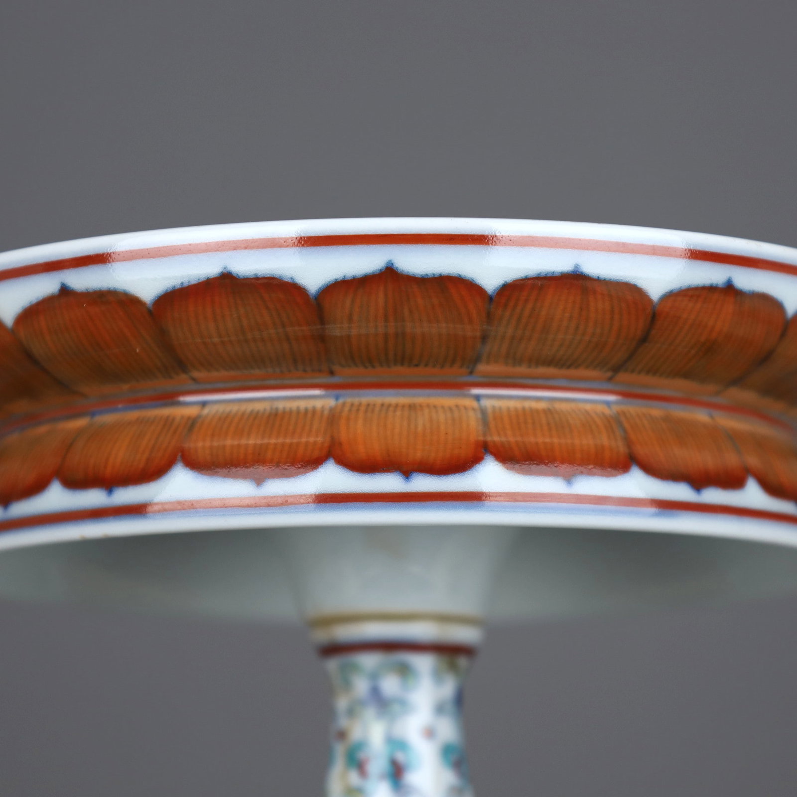 A DOUCAI 'INTERLOCKING LOTUS' STEM OFFERING DISH - 4