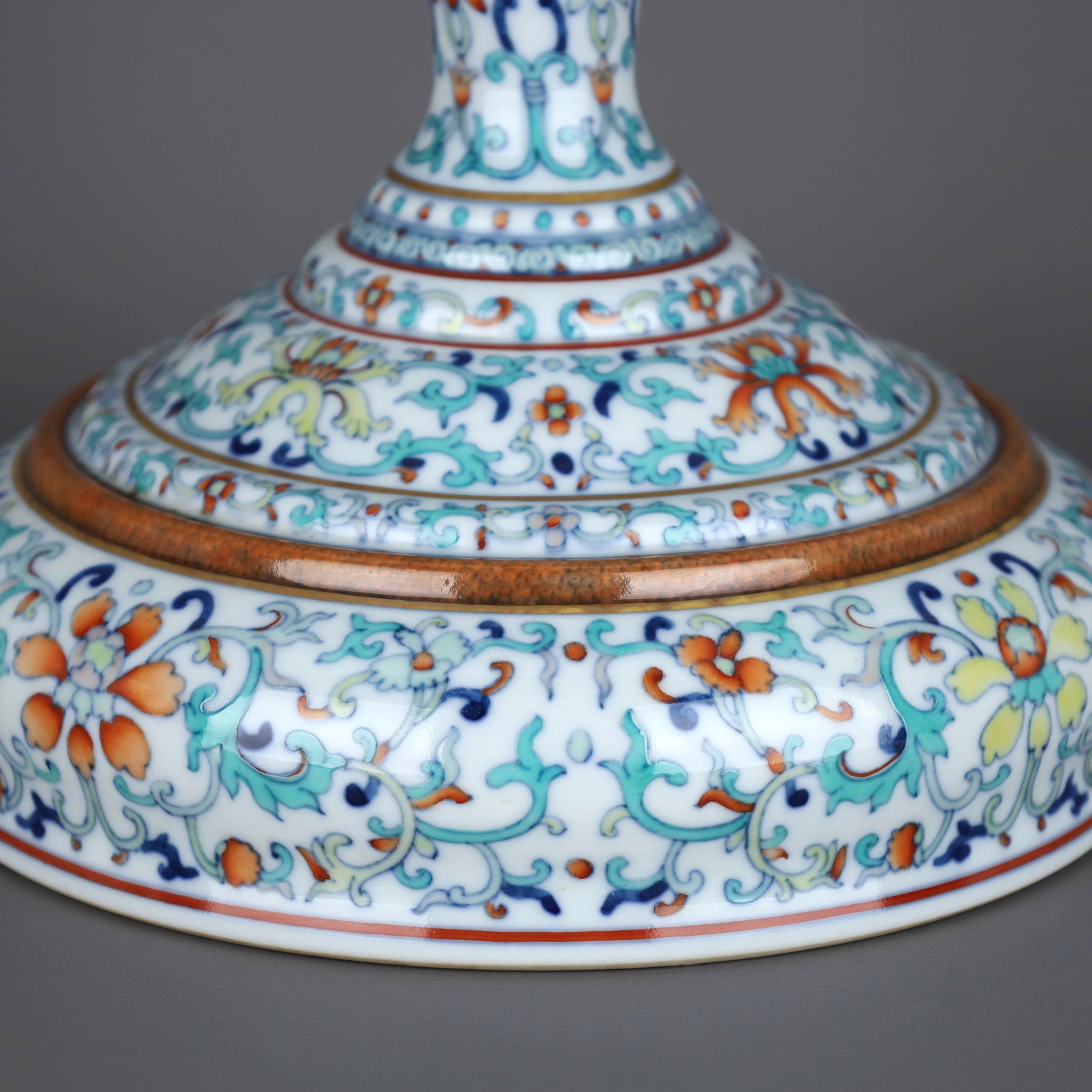 A DOUCAI 'INTERLOCKING LOTUS' STEM OFFERING DISH - 6