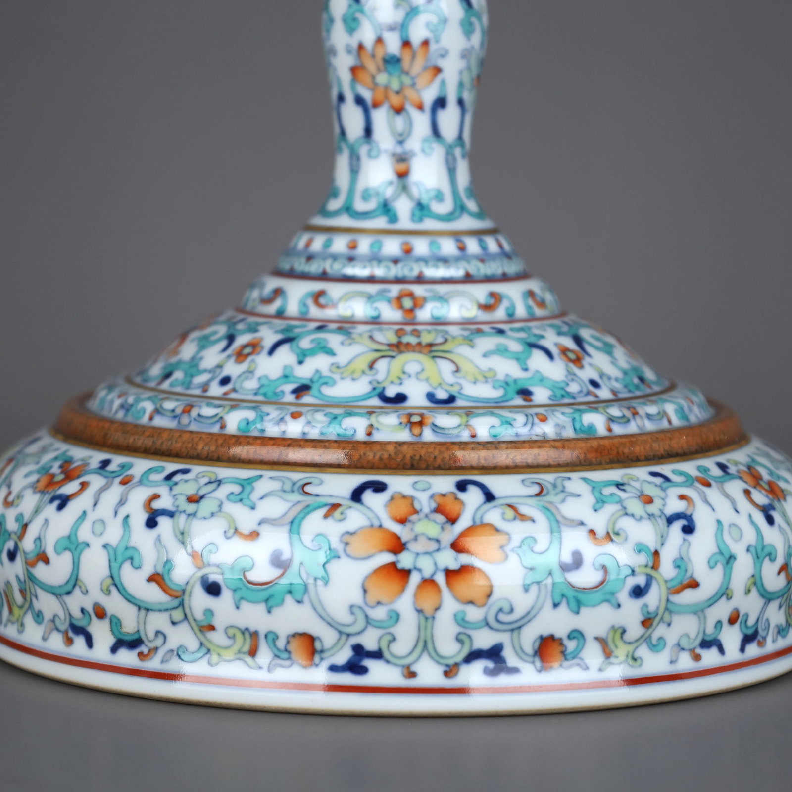 A DOUCAI 'INTERLOCKING LOTUS' STEM OFFERING DISH - 7