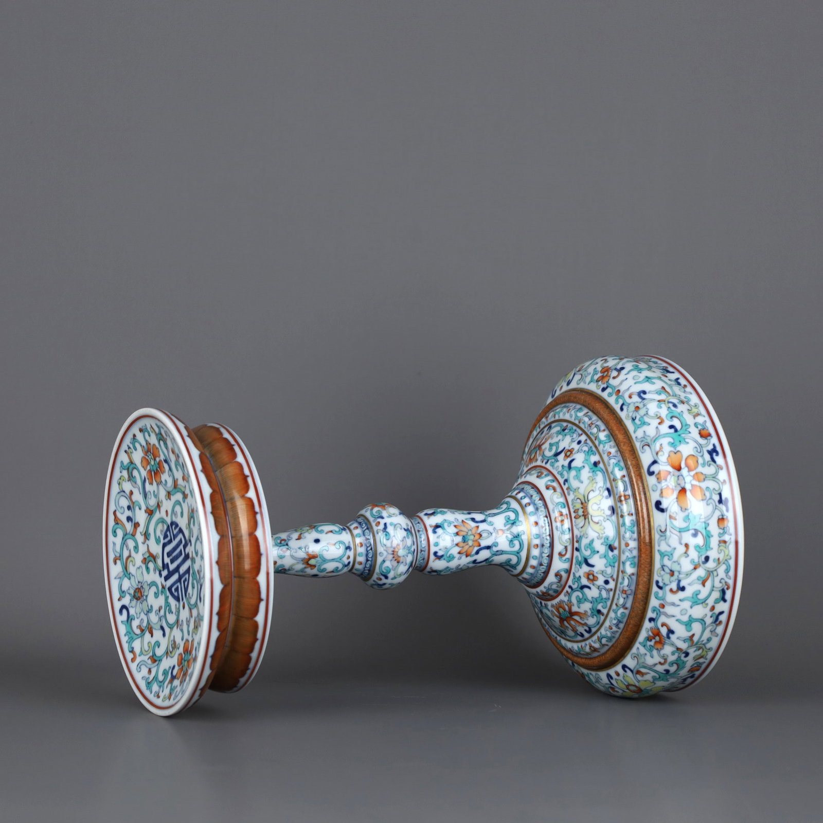 A DOUCAI 'INTERLOCKING LOTUS' STEM OFFERING DISH - 8