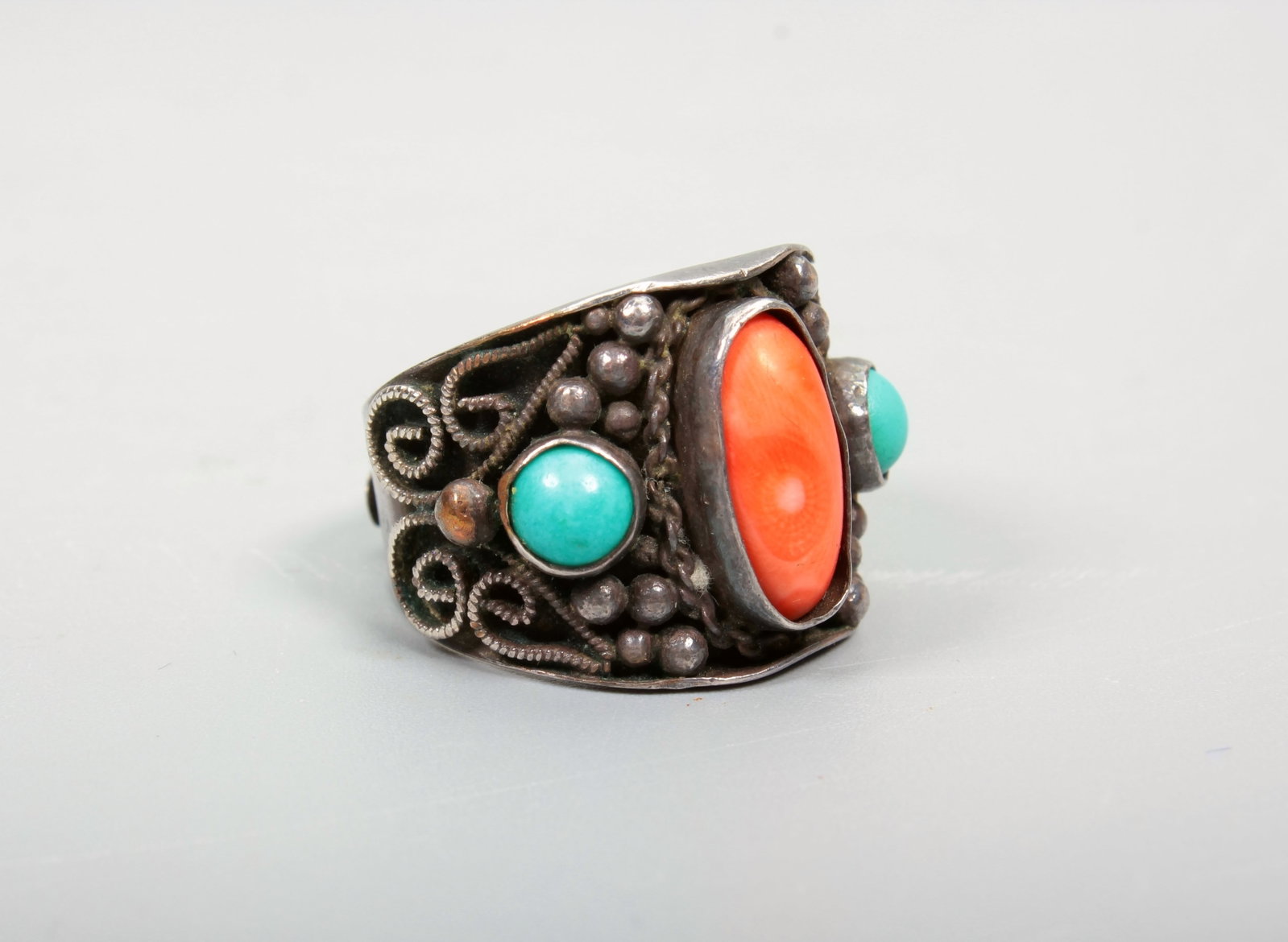 A GEM INLAID SILVER RING - 2
