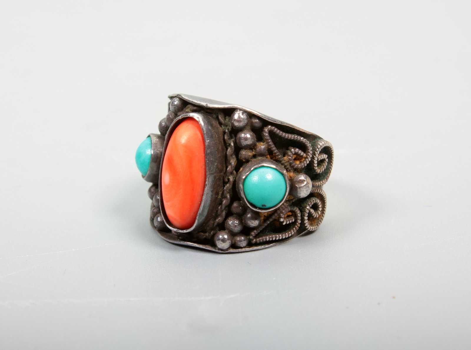 A GEM INLAID SILVER RING - 3