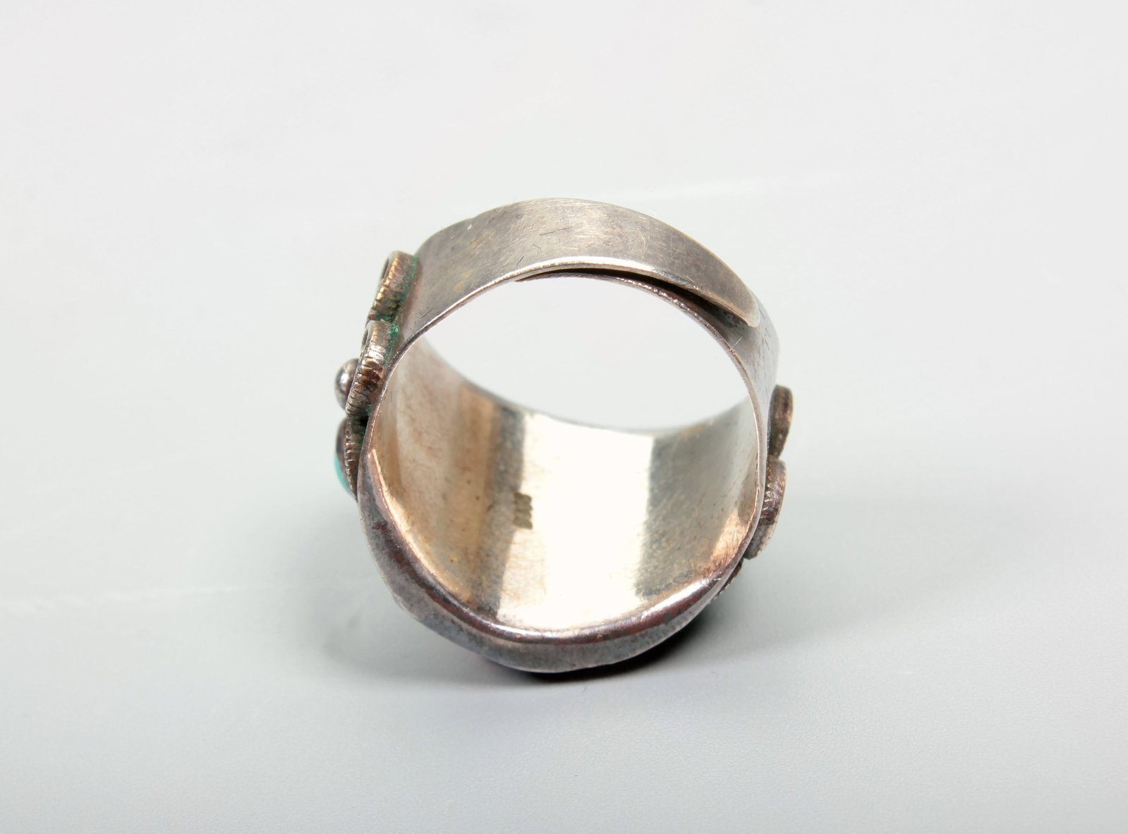 A GEM INLAID SILVER RING - 4